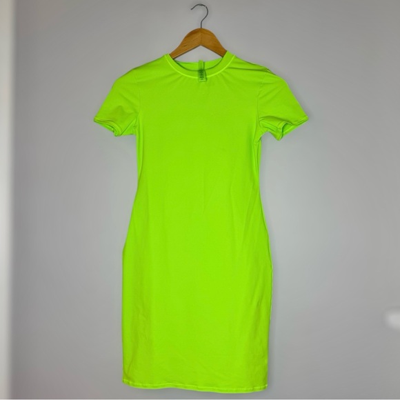 SKIMS Swim Dress Neon Green Short Sleeve Dress Medium SKIMS Swim Dress Neon Green Short Sleeve Dress Medium